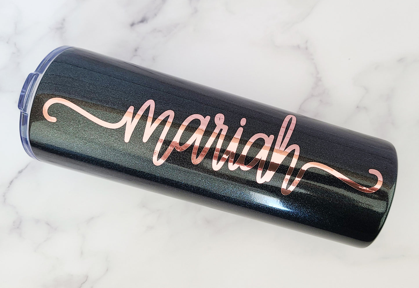 Vaso delgado de acero inoxidable de 20 oz con calcomanía personalizada con el nombre en forma de remolino en vinilo ópalo o cromado